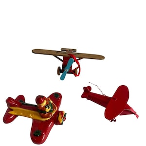 Può includere: Una tazza di ceramica bianca con manico nero e la scritta "But First, Coffee" in grassetto nero. La tazza è posta su uno sfondo sfocato, che ne evidenzia il design pulito.