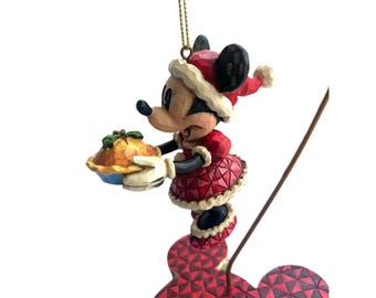 Jim Shore Disney Traditions Enesco Minnie Mouse Claus con soporte Nuevo pastel de Navidad