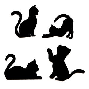 Op de afbeelding: Vier zwarte kat silhouetten in verschillende poses op een witte achtergrond. Eén kat zit, een andere rekt zich uit, een derde ligt en de laatste reikt omhoog. Deze katvormen zijn ideaal voor knutselen of decoratie.