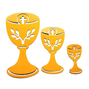 Op de afbeelding: Drie gouden kelk-vormige ornamenten met een kruis en een gestileerd tak-ontwerp.