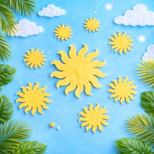 Peut inclure: Un fond bleu vif avec des découpes en feutre de soleils jaunes et de nuages blancs. Des feuilles de palmier vertes et d'autres feuillages tropicaux encadrent la scène. Les soleils sont de tailles différentes, créant une esthétique estivale et ludique.