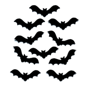Può includere: Undici sagome di pipistrelli neri su sfondo bianco. I pipistrelli sono in diverse posizioni, con le ali spiegate. Ideale per decorazioni di Halloween o progetti di artigianato.