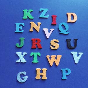Letras de feltro 8 cm (3,15") Letras cortadas em matriz Decorações para sala de aula Escolha suas letras Letras personalizadas Vogais Recortes de alfabeto