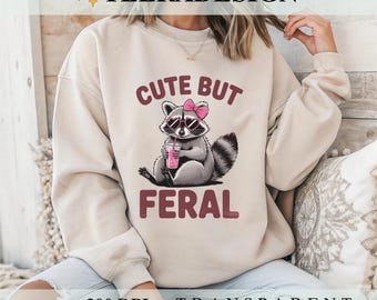 Cute But Feral PNG – grappige wasbeer met strik sublimatieontwerp, retro trendy dierenafbeelding voor T-shirt, instant digitale download