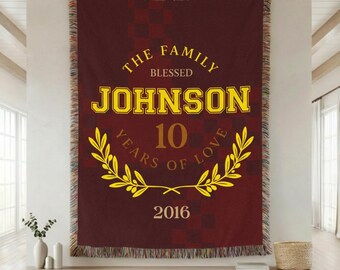 Decoratieve geweven deken. Gepersonaliseerde achternaamworp. Verjaardagscadeau, housewarmingcadeau voor pas getrouwd stel of familieherinnering.