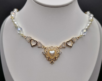 Collier coeur baroque en or, perles et strass, doré, royal