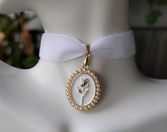 Girocollo Coquette in oro bianco e perle rosa, cottagecore, elegante, delicato