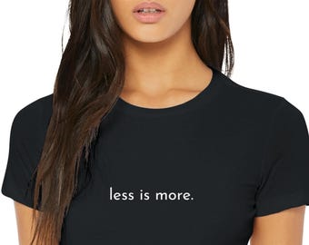 Camiseta minimalista para mujer con el lema "Menos es más".