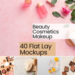 Puede incluir: Una maqueta de plano plano con productos de belleza, que incluyen una botella rosa, un frasco blanco, un cepillo de madera y una paleta de maquillaje. El fondo es una superficie rosa con una rosa y hojas verdes. El texto "Beauty Cosmetics Makeup 40 Flat Lay Mockups" se muestra en la imagen.
