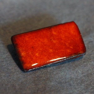Handgefertigte Modernist-Steinzeug-Brosche mit orangefarbener Glasur (4,4 cm x 2,4 cm)