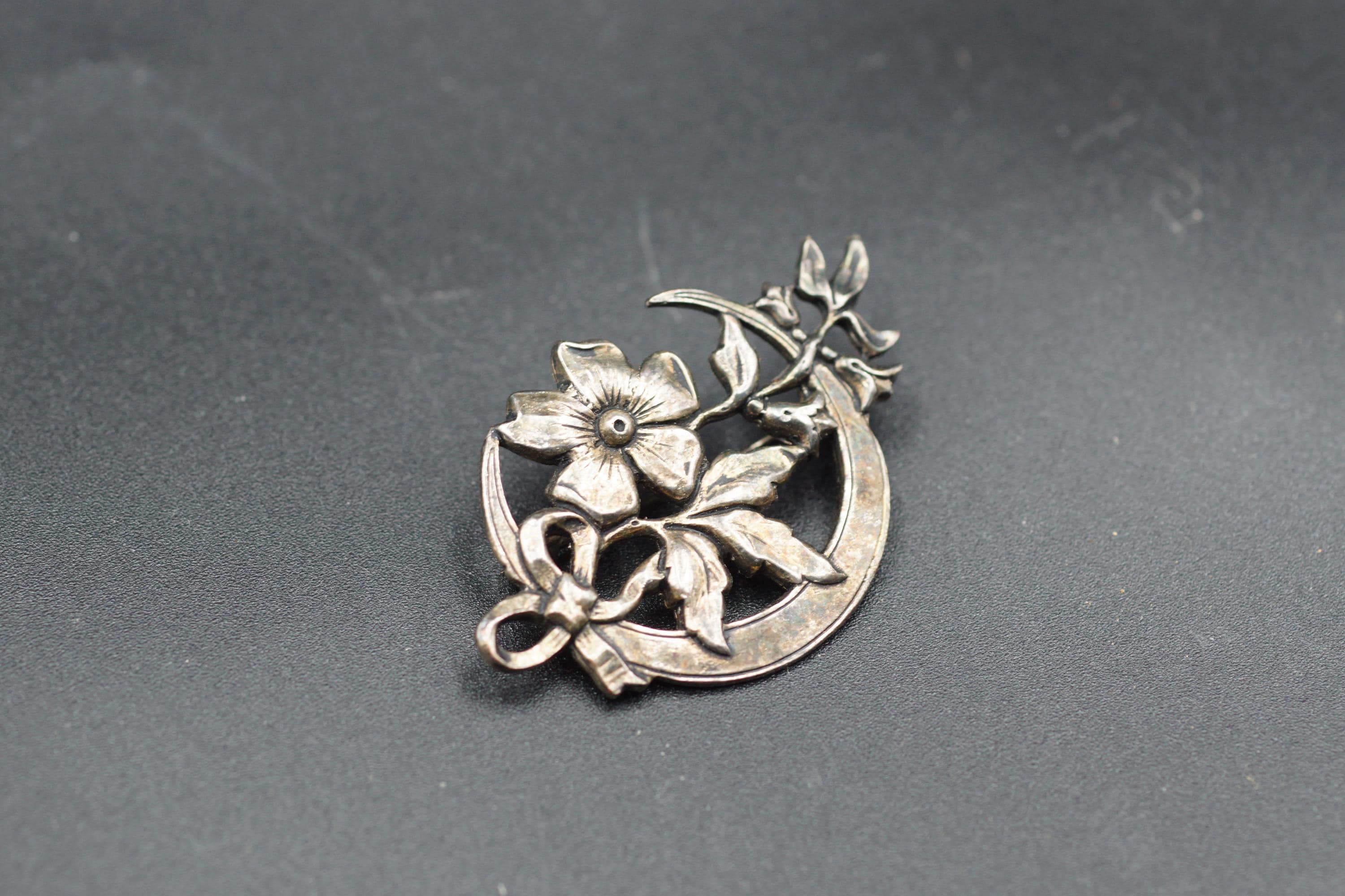 Broche dorée en forme de feuille d'érable | En stock