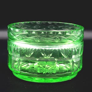 Gran maceta de vidrio tallado con uranio, 13 cm de diámetro.