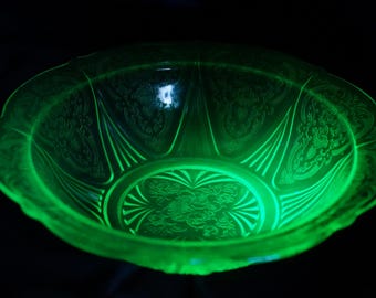 ゴージャスなヘーゼルアトラス 7 インチ ウランガラス ボウル。 - Etsy