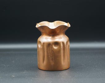 Pequeño jarrón de cobre de la época de las Artes y Oficios