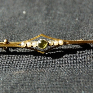 Lovely Edwardian bar brooch. 9ct gold with peridot and seed pearls