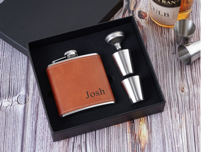 Engraved Leather Flask For Groomsmen,Personalized Flask for Men,Leather Hip Flask,Groomsmen Gifts,Groomsmen proposal,Gifts for Wedding Party zdjęcie 4