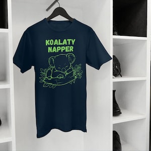 おもしろコアラTシャツ - コアラグラフィックTシャツ | コアラ好きの人 | コアラ好きの人 | 眠たがりのコアラグラフィックTシャツ、お休みの人へのギフト、送料無料