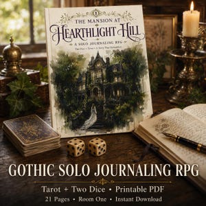 Könnte beinhalten: Ein Buch mit dem Titel The Mansion at Hearthlight Hill, A Solo Journaling RPG, das eine Aquarellillustration eines großen Hauses und einer Figur in einem weißen Kleid zeigt. Enthält ein Kartenspiel, zwei Würfel und ein offenes Tagebuch mit Füller.