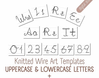 Könnte beinhalten: Schwarz-weiß handgeschriebene Groß- und Kleinbuchstaben sowie Zahlen auf weißem Papier mit liniertem Papierhintergrund. Die Buchstaben und Zahlen sind in einer kursiven Schriftart. Der Text "Knitted Wire Art Templates UPPERCASE & LOWERCASE LETTERS + NUMBERS" befindet sich am unteren Rand des Bildes.
