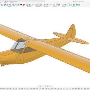 Può includere: Un modello 3D digitale di un velivolo leggero visualizzato nell'interfaccia del software Fusion 360. L'aereo presenta un design ad ala alta, una fusoliera giallo-arancio, un tettuccio trasparente della cabina di pilotaggio e una coda standard.