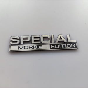 You can print information such as your name or the make and model of your car on a customizable special edition or black edition label