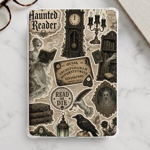 Puede incluir: Una funda para tableta con un collage de ilustraciones góticas que incluye un reloj de pie, un tablero de ouija, un cuervo, un candelabro y un fantasma leyendo. El texto dice Haunted Reader, Read or Die y Ouija sobre un fondo de papel vintage.