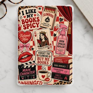 Puede incluir: Una funda para tableta con un collage de pegatinas sobre libros en un fondo de cuadros rojos y blancos. Los elementos incluyen una caja de cerillas SLOWBURN, un spray BOOK SPOILER REPELLENT, una carta de reina y una pila de libros.