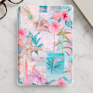 Op de afbeelding: Een rechthoekige tablethoes met een collage-ontwerp in lichtblauwe en roze tinten. De print bevat illustraties van roze hibiscusbloemen, beige zeesterren, een schelp, groene tropische bladeren en handgeschreven teksten in een vintage stijl.