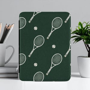 Funda Kindle personalizada para amantes del tenis con agarre, cubierta preppy para lector electrónico, accesorio personalizado, regalo para amantes de los libros con estética de la vieja aristocracia
