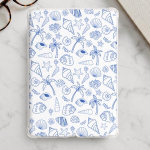 Puede incluir: Una funda rectangular para tableta con fondo blanco y un patrón repetitivo de líneas azules que muestra varias conchas marinas, estrellas de mar, palmeras y pequeños iconos de sol distribuidos por toda la superficie de la cubierta.