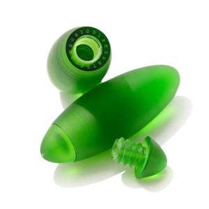 Può includere: Un set di tre tappi per bottiglie in vetro verde. Un tappo è smontato, mostrando il sughero filettato. Gli altri due tappi sono assemblati, uno dei quali mostra il testo "MONSTER" attorno all'apertura. I tappi sono su sfondo bianco.