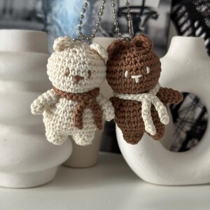 Brelok do kluczy z szydełkowym misiem, breloczek do kluczy z amigurumi, ręcznie robiony brelok dla pary, uroczy brelok do torebki, prezent dla niej zdjęcie 2