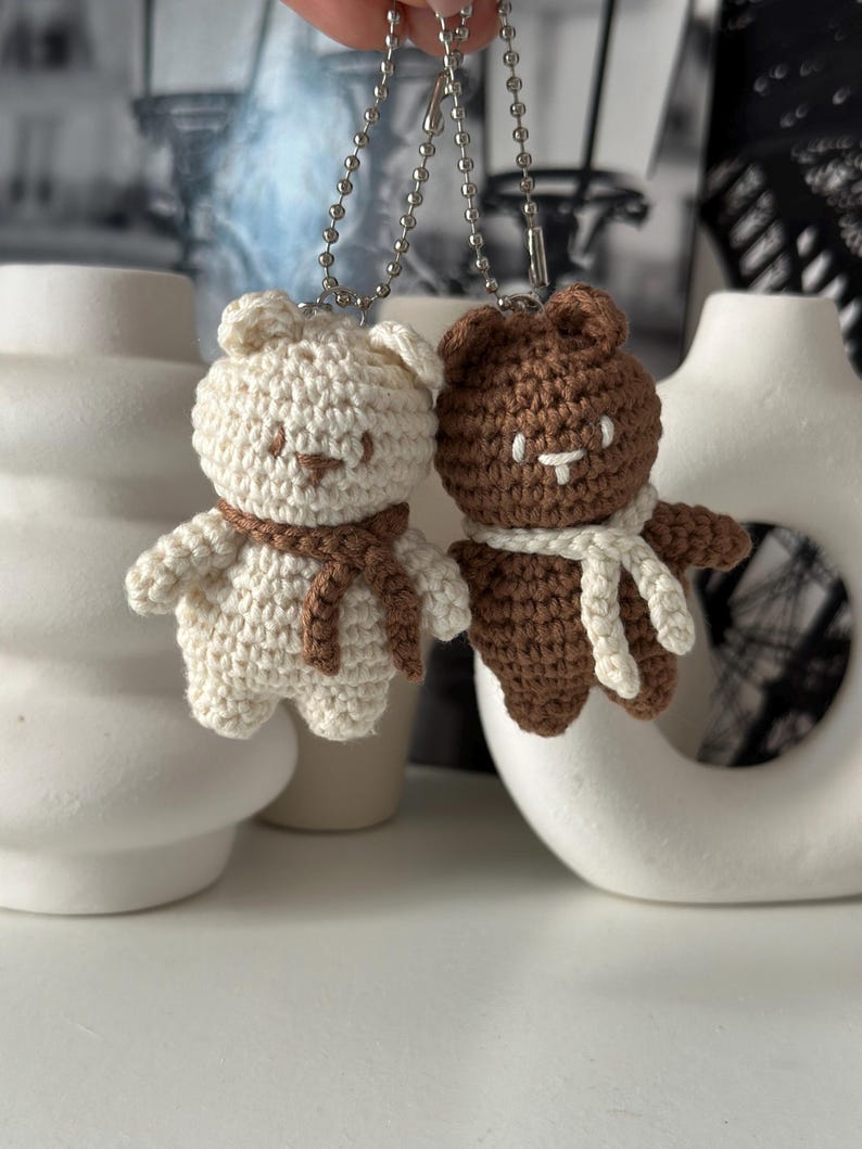 Brelok do kluczy z szydełkowym misiem, breloczek do kluczy z amigurumi, ręcznie robiony brelok dla pary, uroczy brelok do torebki, prezent dla niej zdjęcie 2