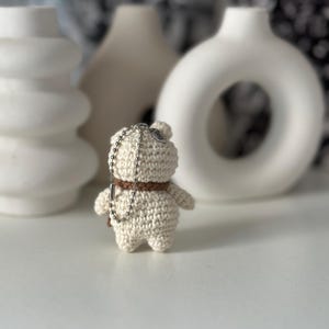Brelok do kluczy z szydełkowym misiem, breloczek do kluczy z amigurumi, ręcznie robiony brelok dla pary, uroczy brelok do torebki, prezent dla niej zdjęcie 7