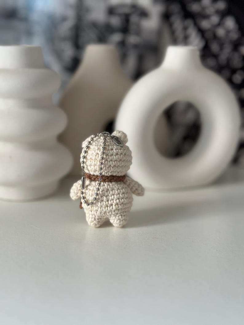 Brelok do kluczy z szydełkowym misiem, breloczek do kluczy z amigurumi, ręcznie robiony brelok dla pary, uroczy brelok do torebki, prezent dla niej zdjęcie 7