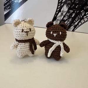Brelok do kluczy z szydełkowym misiem, breloczek do kluczy z amigurumi, ręcznie robiony brelok dla pary, uroczy brelok do torebki, prezent dla niej zdjęcie 12