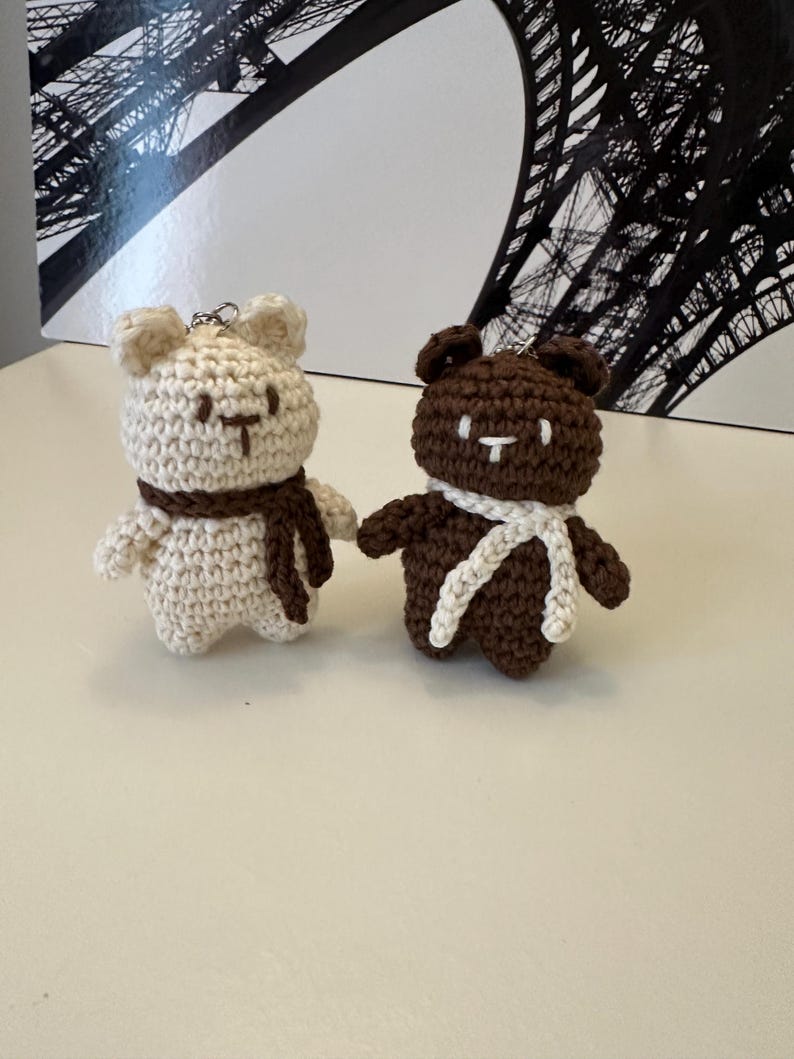 Brelok do kluczy z szydełkowym misiem, breloczek do kluczy z amigurumi, ręcznie robiony brelok dla pary, uroczy brelok do torebki, prezent dla niej zdjęcie 12