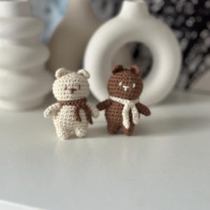 Brelok do kluczy z szydełkowym misiem, breloczek do kluczy z amigurumi, ręcznie robiony brelok dla pary, uroczy brelok do torebki, prezent dla niej zdjęcie 9