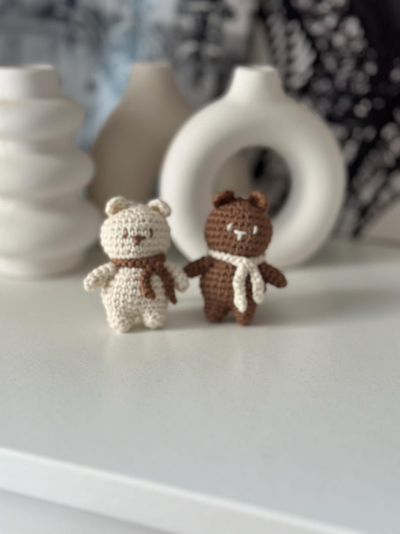 Brelok do kluczy z szydełkowym misiem, breloczek do kluczy z amigurumi, ręcznie robiony brelok dla pary, uroczy brelok do torebki, prezent dla niej zdjęcie 9