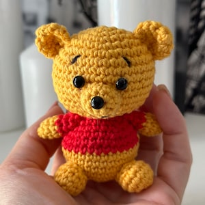 Gehaakte amigurumi Winnie de Poeh, Disney amigurumi-personages, cadeau voor Disney-liefhebbers, Disney-sleutelhanger of decoratie,