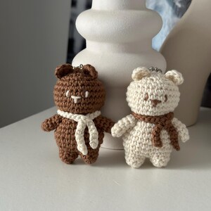 Brelok do kluczy z szydełkowym misiem, breloczek do kluczy z amigurumi, ręcznie robiony brelok dla pary, uroczy brelok do torebki, prezent dla niej zdjęcie 10