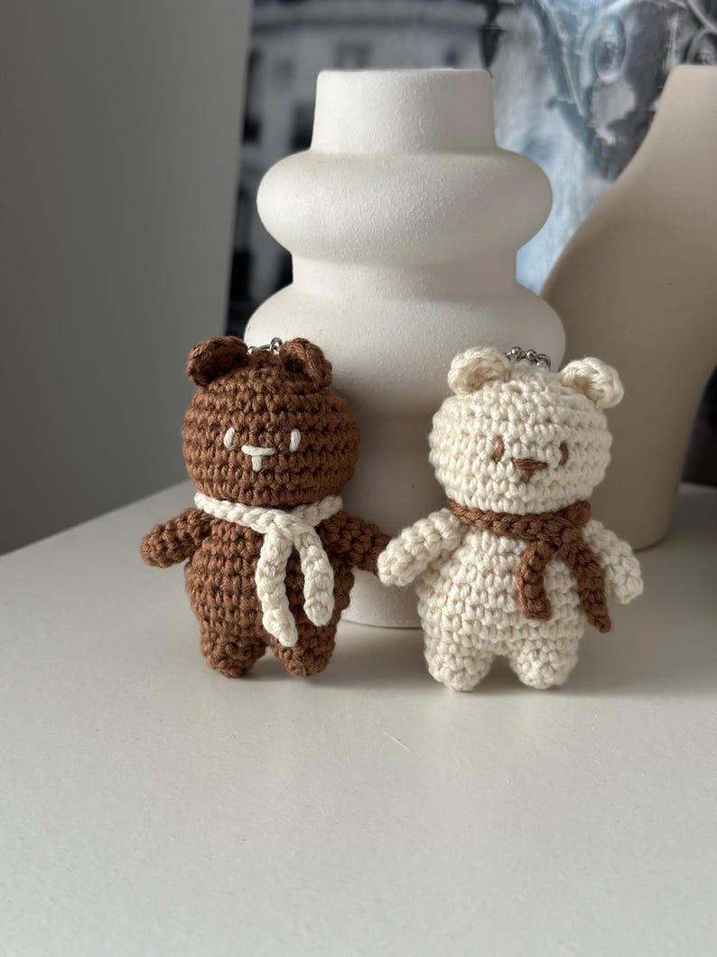 Brelok do kluczy z szydełkowym misiem, breloczek do kluczy z amigurumi, ręcznie robiony brelok dla pary, uroczy brelok do torebki, prezent dla niej zdjęcie 10
