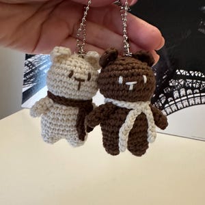Brelok do kluczy z szydełkowym misiem, breloczek do kluczy z amigurumi, ręcznie robiony brelok dla pary, uroczy brelok do torebki, prezent dla niej Dark Brown & Beige
