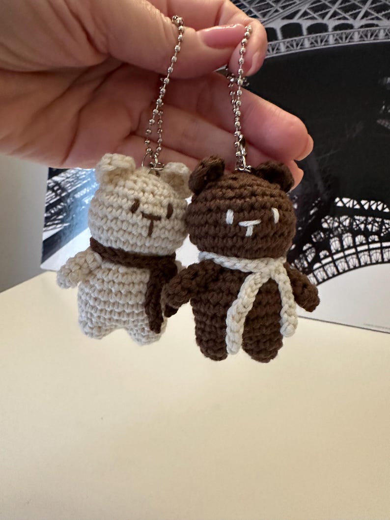 Brelok do kluczy z szydełkowym misiem, breloczek do kluczy z amigurumi, ręcznie robiony brelok dla pary, uroczy brelok do torebki, prezent dla niej Dark Brown & Beige