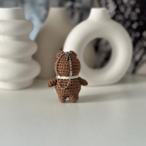 Brelok do kluczy z szydełkowym misiem, breloczek do kluczy z amigurumi, ręcznie robiony brelok dla pary, uroczy brelok do torebki, prezent dla niej zdjęcie 8