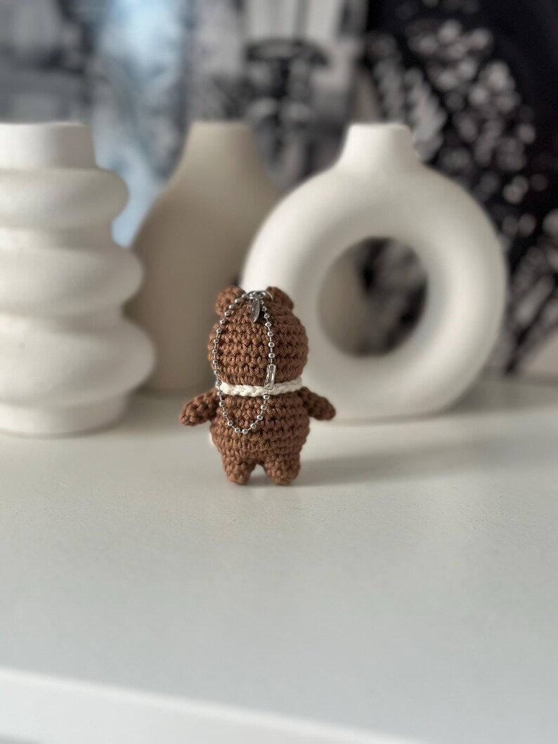 Brelok do kluczy z szydełkowym misiem, breloczek do kluczy z amigurumi, ręcznie robiony brelok dla pary, uroczy brelok do torebki, prezent dla niej zdjęcie 8