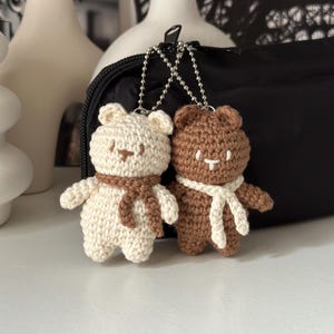 Brelok do kluczy z szydełkowym misiem, breloczek do kluczy z amigurumi, ręcznie robiony brelok dla pary, uroczy brelok do torebki, prezent dla niej zdjęcie 3