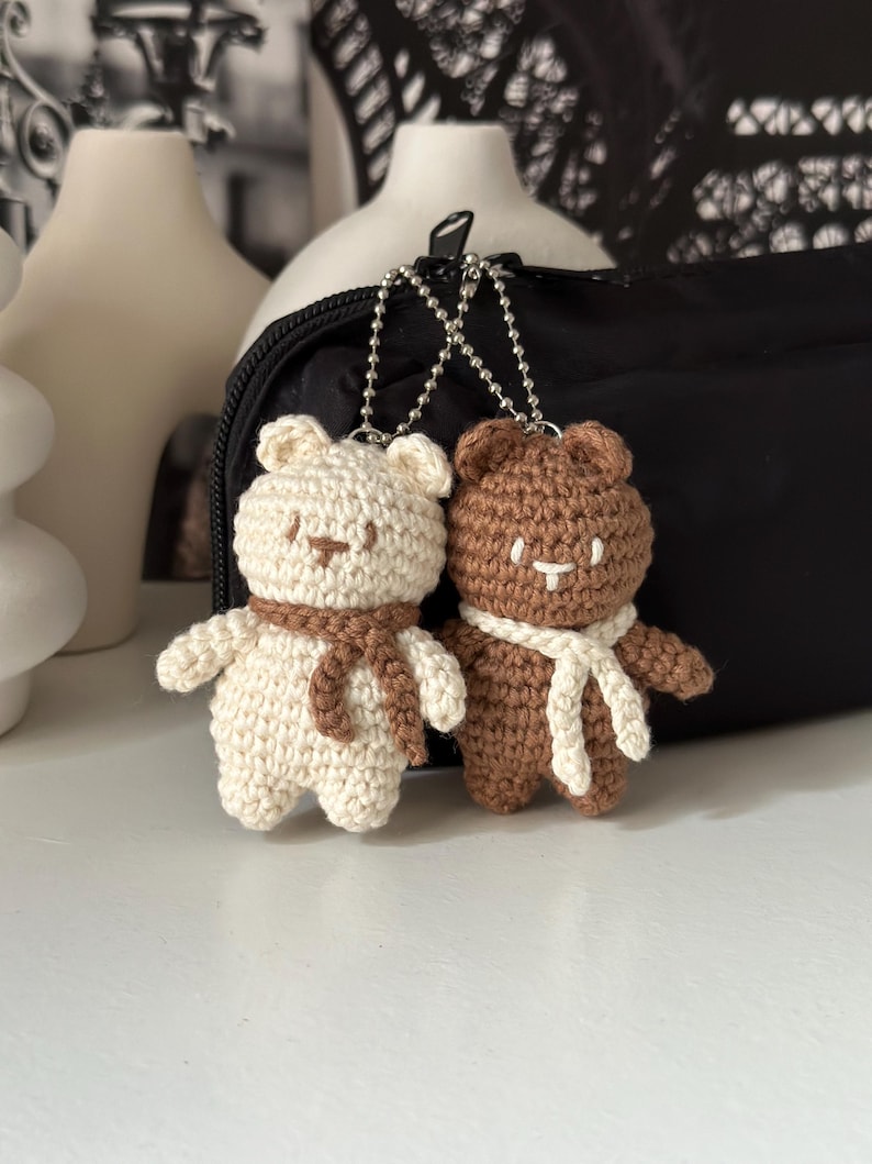 Brelok do kluczy z szydełkowym misiem, breloczek do kluczy z amigurumi, ręcznie robiony brelok dla pary, uroczy brelok do torebki, prezent dla niej zdjęcie 3