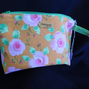 Cartera de mano personalizada hecha a mano con cremallera y asa con un motivo floral brillante