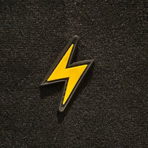 以下が含まれることがあります： 黒い背景に黄色い稲妻のアイコン